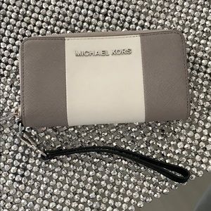 Michael kors wristlet
